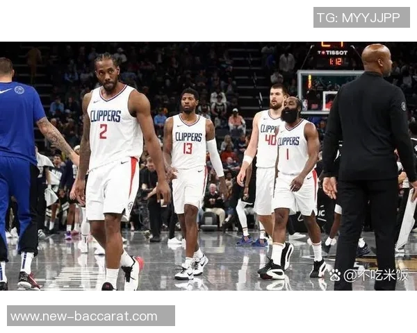 快船半场小幅领先灰熊哈登小卡联手发力助队取胜